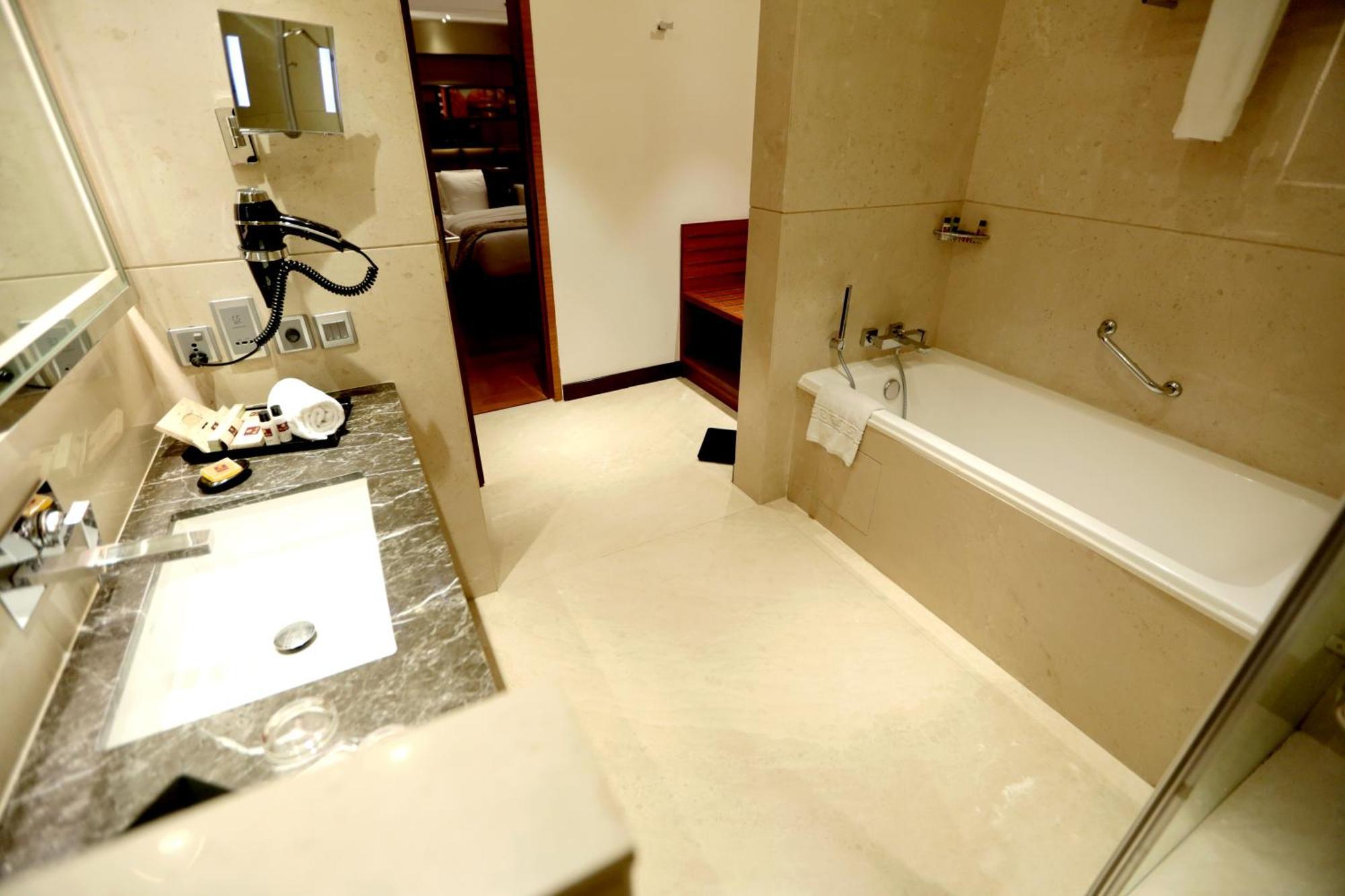 Hotel Madin Bénarès Extérieur photo